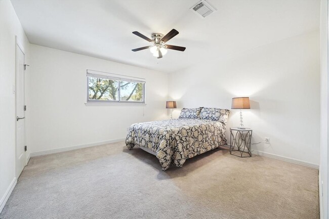 Building Photo - 8017 W Oakwood Ct
