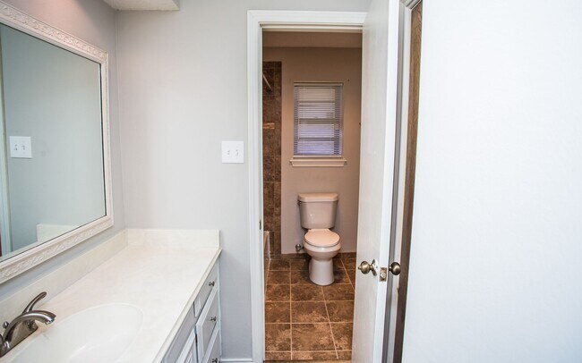 Building Photo - Available June 15th: Spacious 3 Bed, 2 Bath Ready for You!