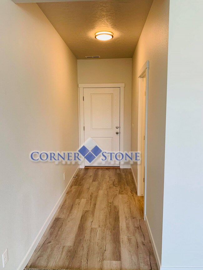 Building Photo - Like New Pet Friendly Home!