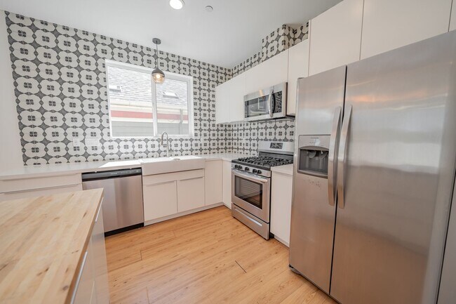 Building Photo - 848 32nd St