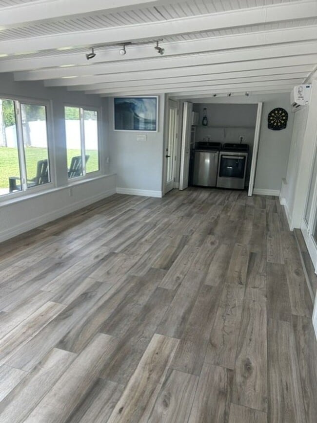 Building Photo - Beautiful 2/2 with dock and boat access