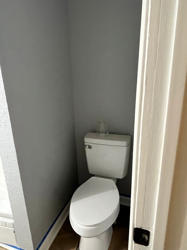 Building Photo - 819 S Elm Ave