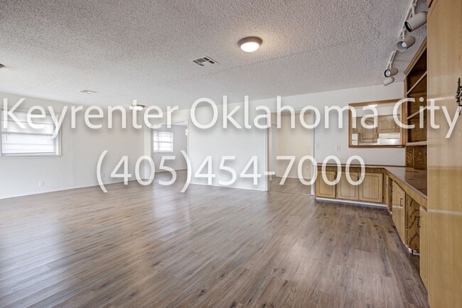 Building Photo - Massive 3BD/2BTH Home Minutes from the Highway.