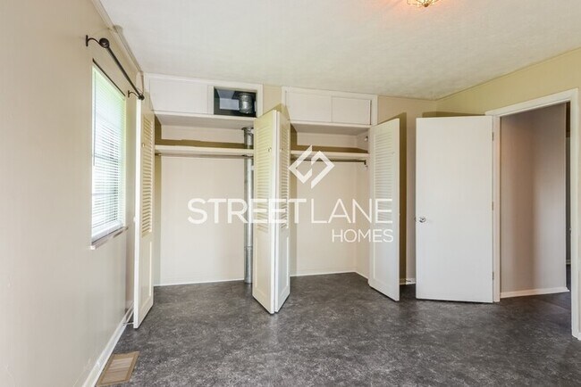 Building Photo - REDUCED!