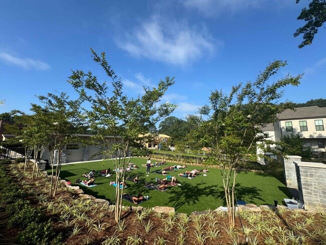 Building Photo - Peaceful City Living close to Everything!