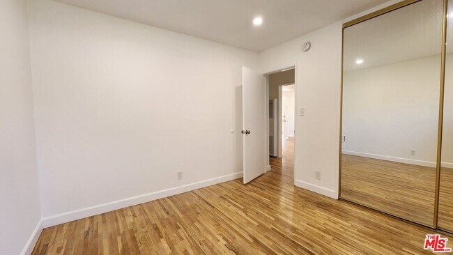Building Photo - 12942 Moorpark St
