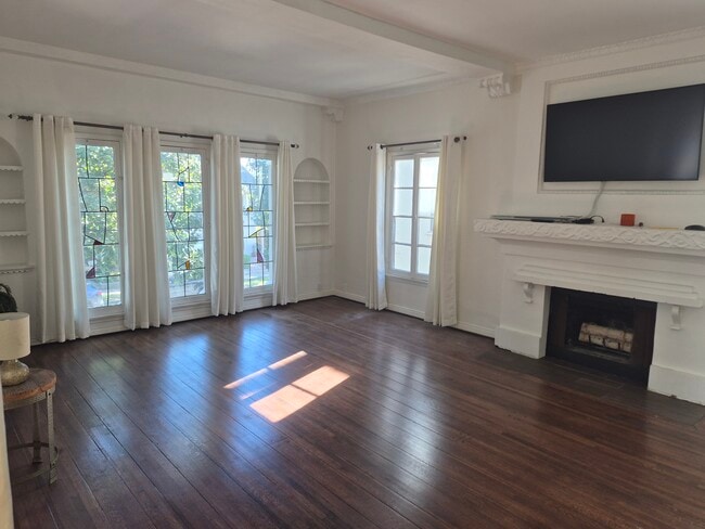 Family Room - 357 S Doheny Dr