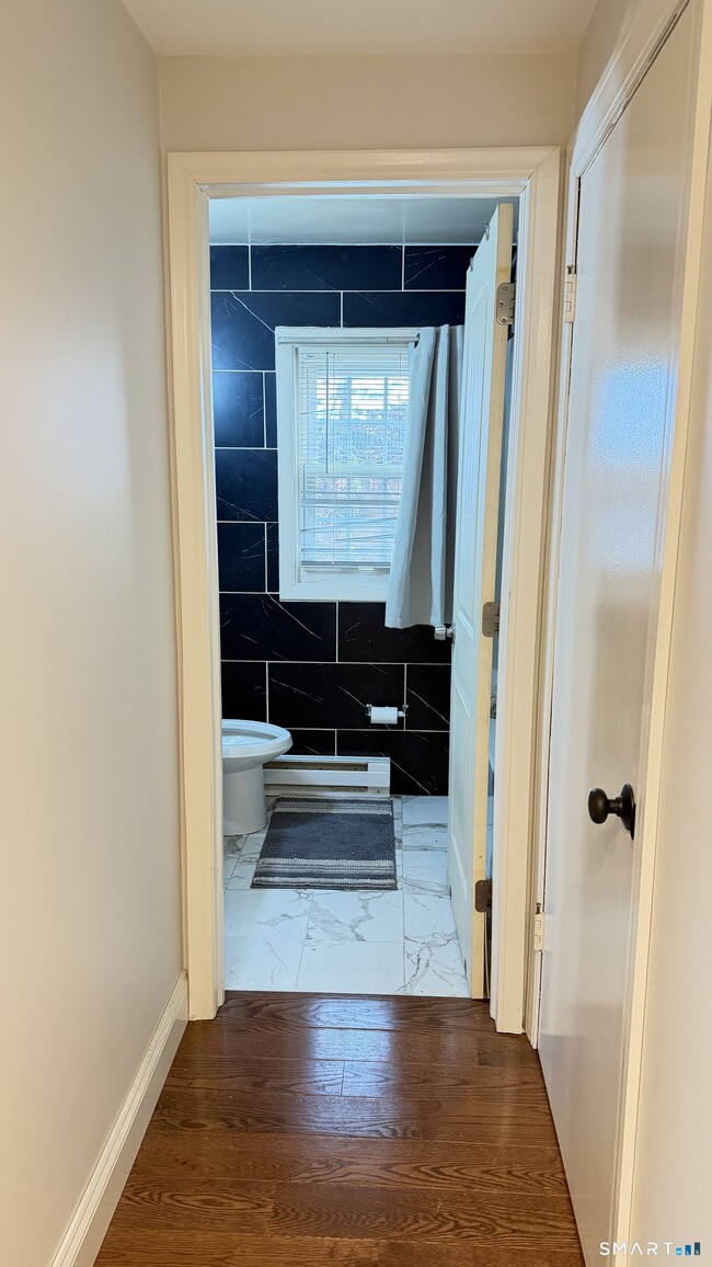 Building Photo - 646 Howe Ave