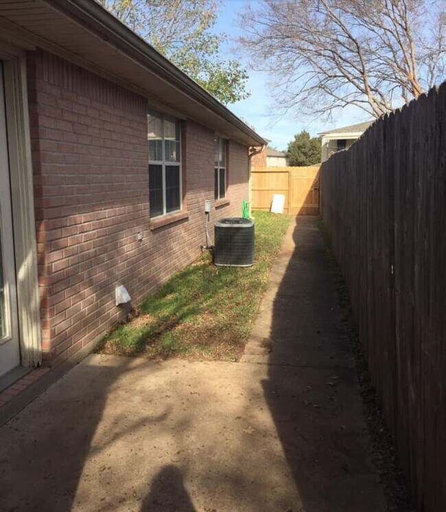 Building Photo - 606 Corregidor Dr