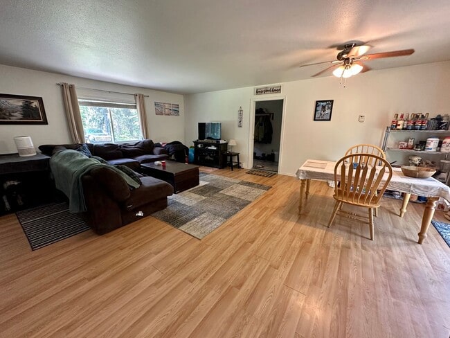Building Photo - 3bd, 2 bath Home for Rent w/ Large 2 Car G...