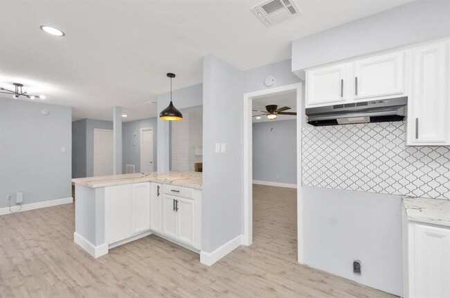 Building Photo - 9404 Beechnut St
