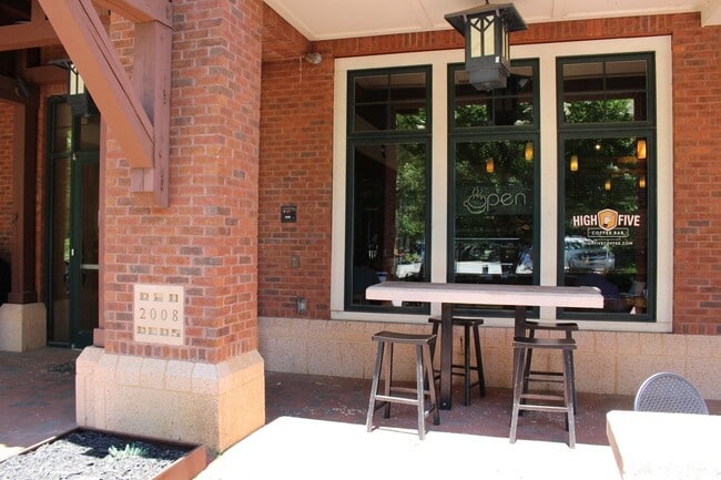 Building Photo - Downtown - Modern Condo minutes from the c...