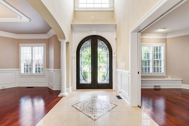 Building Photo - Elegant 5-Bedroom Residence with Luxurious...