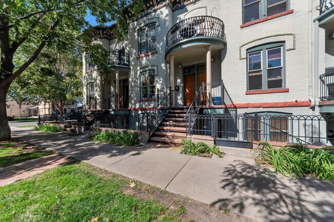 Primary Photo - Beautiful Row Home Style Condo Central Den...