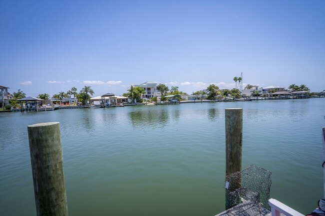 Building Photo - 4/3 Stunning Waterfront home in the heart of Clearwater Beach!