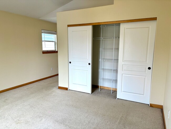 Building Photo - Montavilla 3 bed, 2 1/2 bath house