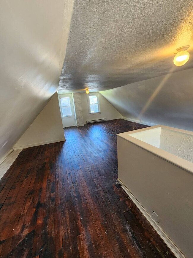 Building Photo - Charming 3-Bedroom Property in Prime Location