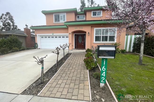 Building Photo - Large 4 Bedroom, 3 Bathroom Home in San Bruno