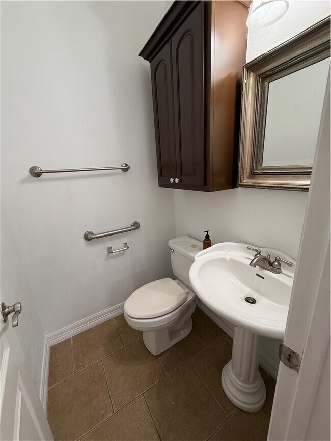 Building Photo - 4604 SW Swinton Dr