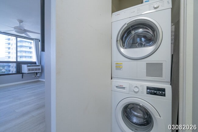 Building Photo - $3,500 / 2br - 896ft2 - Renovated and Modern 2BR/2BA/1PKG unit in the Royal Capito