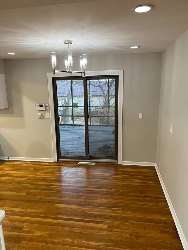 Building Photo - Spacious 4 Bed 1.5 Bath House