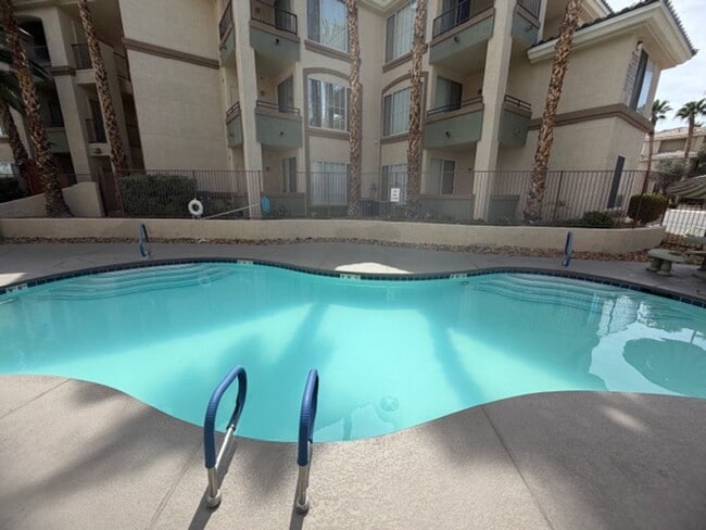 Building Photo - GUARD GATED TOP FLOOR PRIVATE 1 BED CONDO FEATURING A DETACHED 1 CAR GARAGE