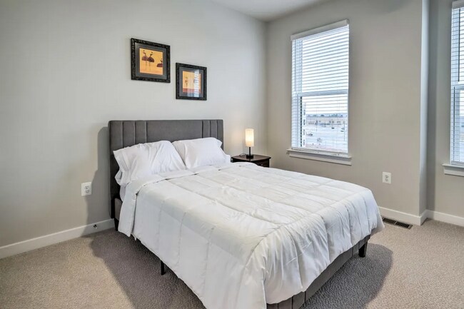 Building Photo - Luxury 3BR/2.5BA Condo w/ Balcony and Rooftop Terrace & Garage – Walk to One Loudoun