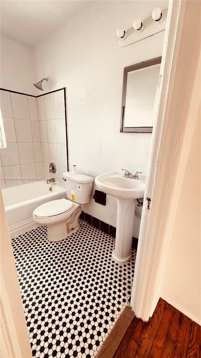 Building Photo - 1845 Bay Rd