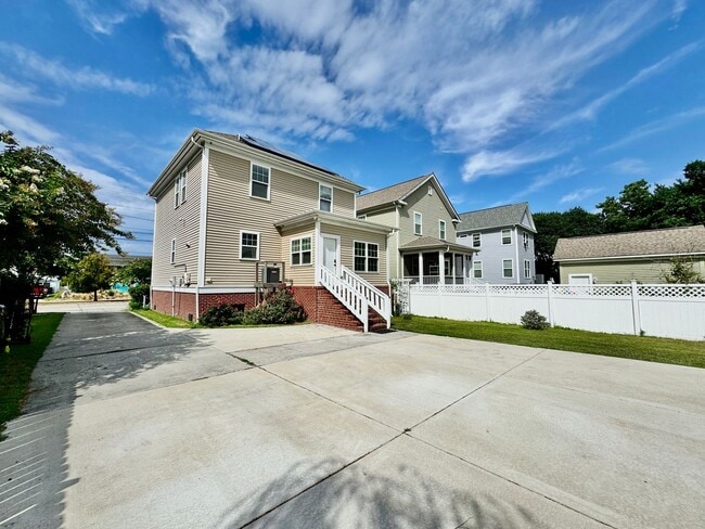 Building Photo - A Block From The Beaches! Ready 09-21-26! Oversized Parking Pad, Pet Friendly!