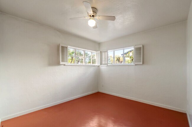 Building Photo - University Bungalow