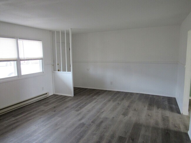 Building Photo - Updated 2 bedroom unit in Triplex