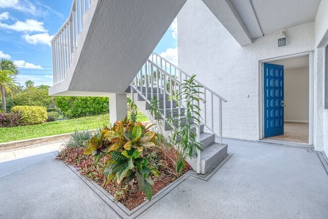 Building Photo - 14800 Walsingham Rd