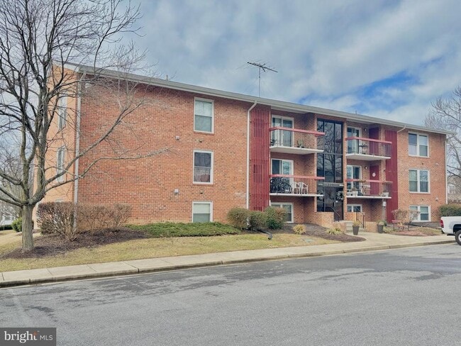 Building Photo - 327 St Marys Ave