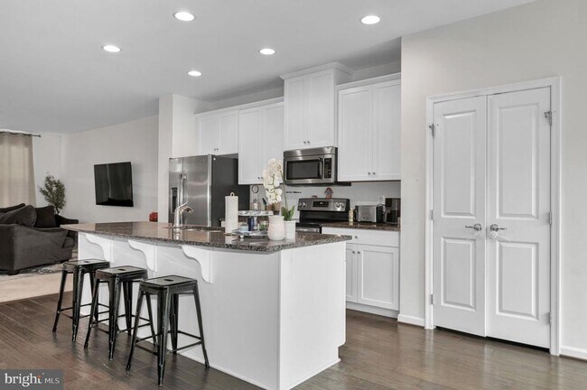 Building Photo - 8633 Rosecrans Ln