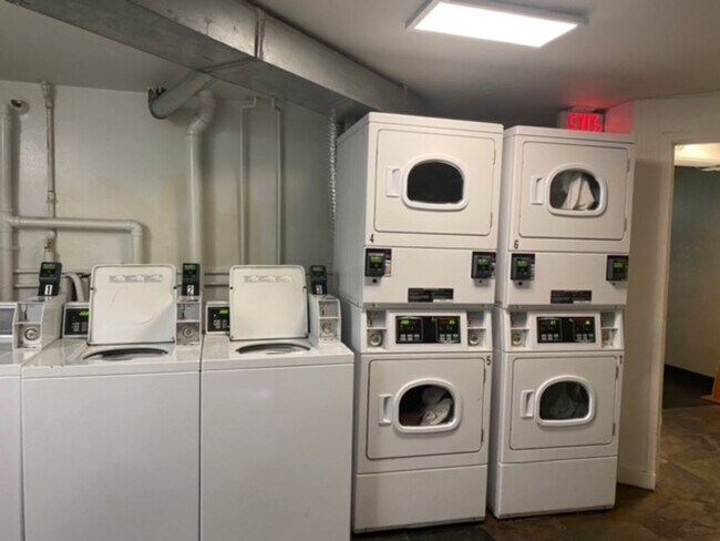 Building Photo - (INCLUDING UTILITIES, A/C & INTERNET) Studio Unit with 1 parking available Waikiki Marina!!