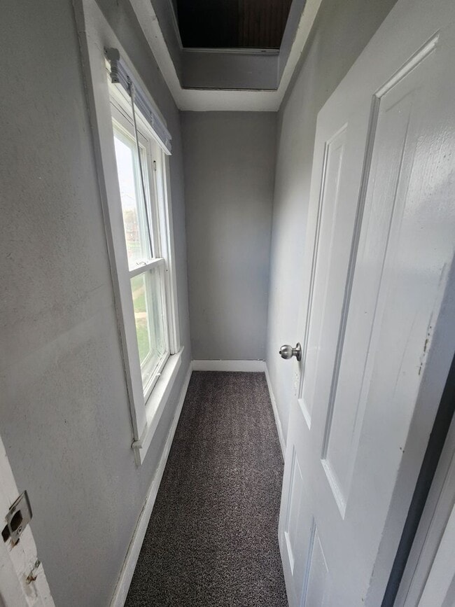 Building Photo - Large 4 bedroom house