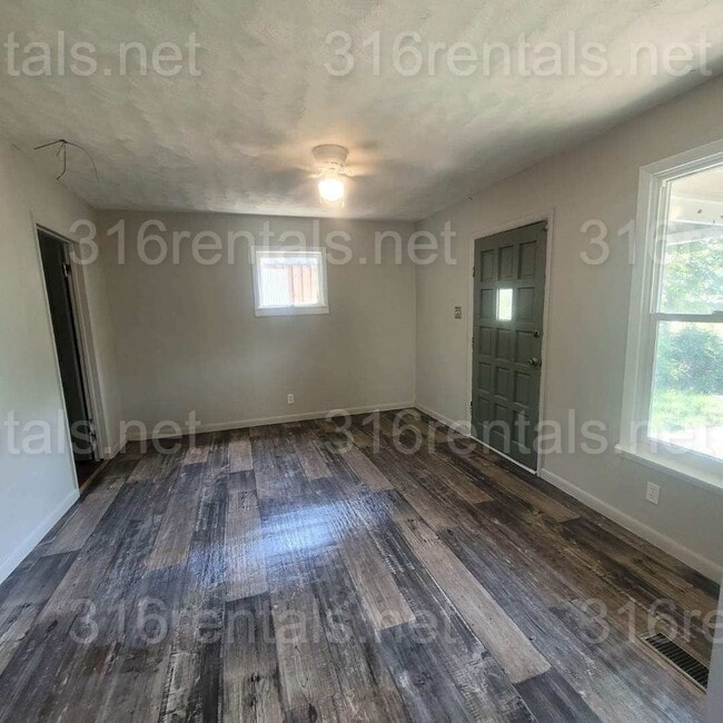 Building Photo - $950 - 2 bed 1 bath - Single Family Home