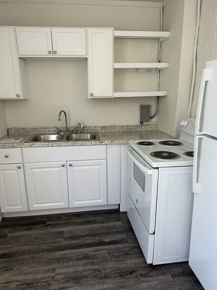 Kitchen - Hillcrest Apartments