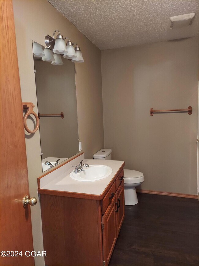 Building Photo - 1712 Blue Jay Dr