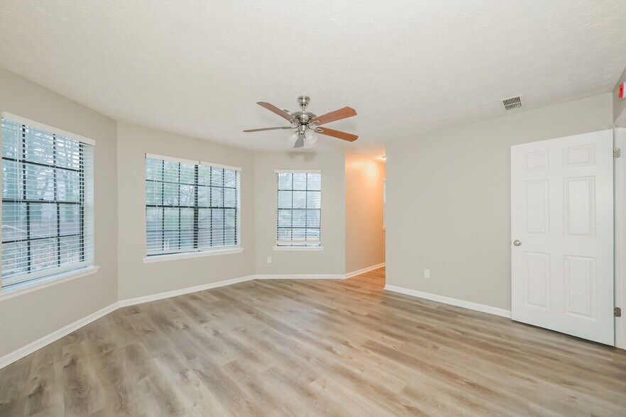 Building Photo - 1053 Mainstreet Lake Dr