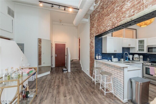 Building Photo - 1133 W 9th St