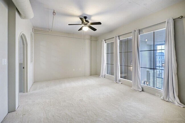 Building Photo - 1025 S Shepherd Dr