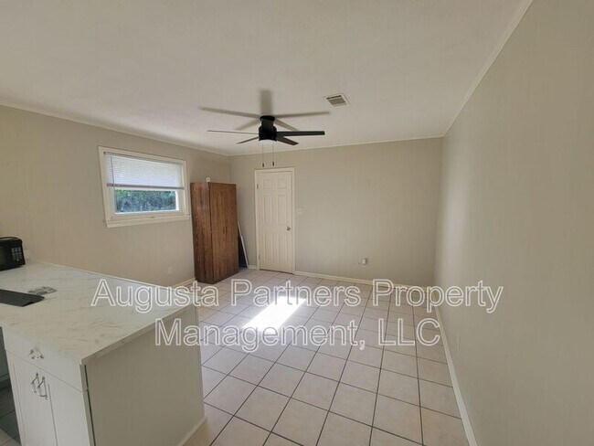 Building Photo - 225 Pecan Dr