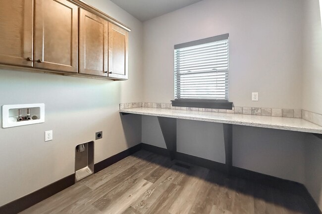 Building Photo - Beautiful 4-Bedroom House with Large Backy...