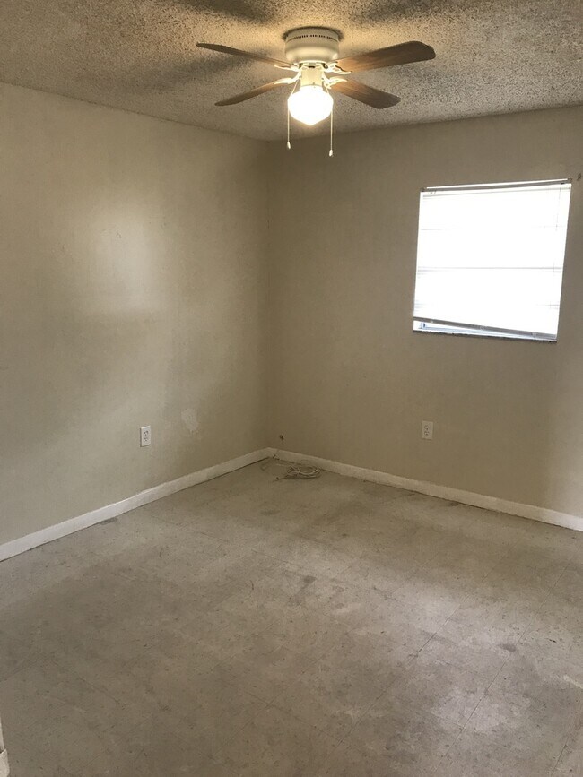 Building Photo - Large 3-2 house in Oakland Park