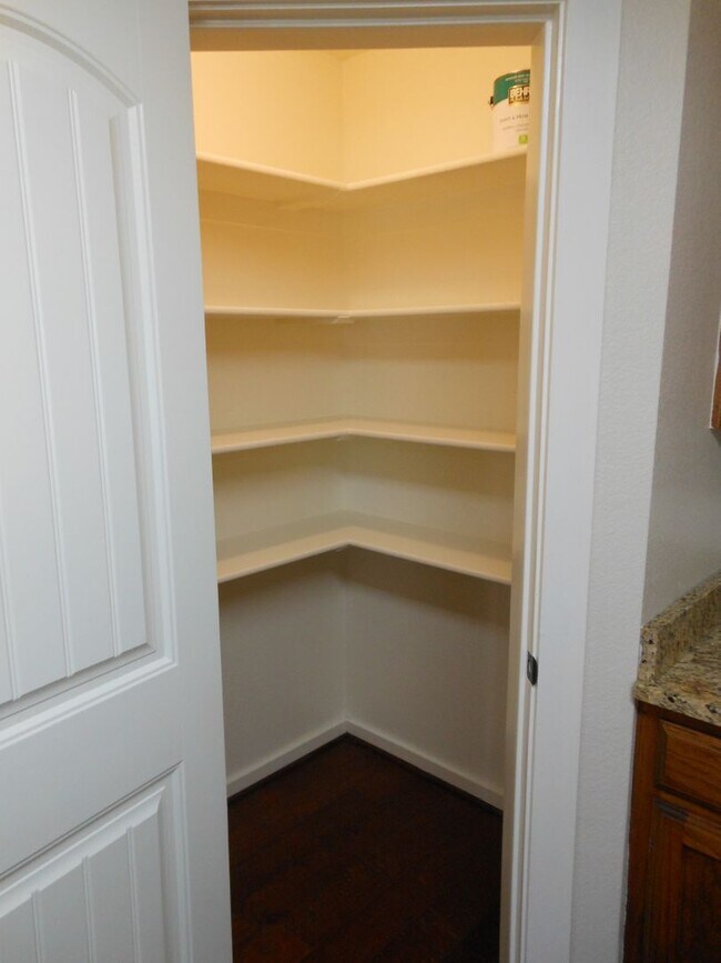 Building Photo - 2 Bedroom 1 Bath Apartment (40% 1st Month ...