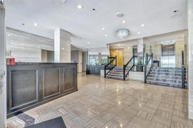 Building Photo - 3000 Holiday Dr