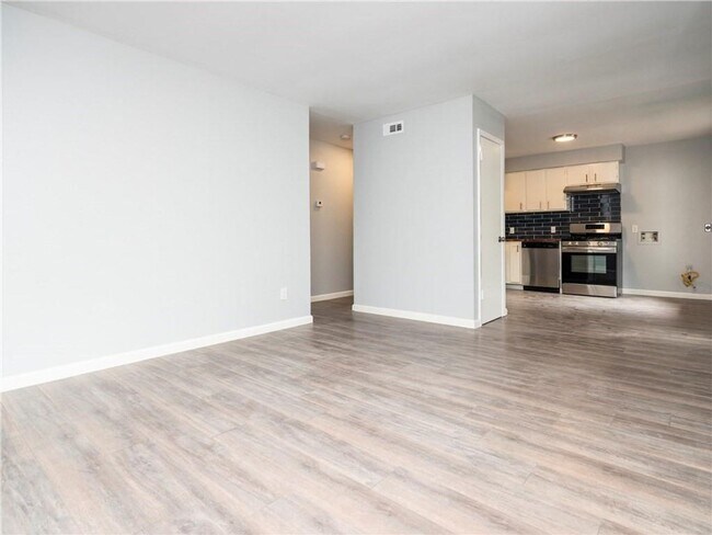 Building Photo - P1-7000 Circle South Road Austin, TX 78745