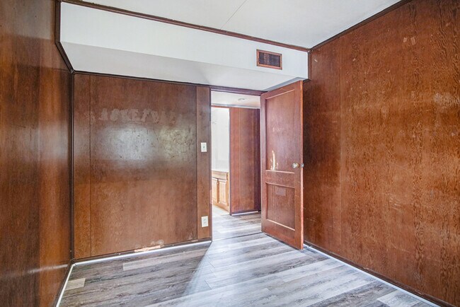 Building Photo - Three bedroom south side retreat