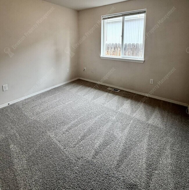 Building Photo - Single Level 3 BR in NE Bend with huge fenced yard!